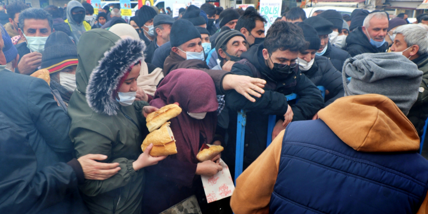 Bedava sucuk ekmek izdihamı: Covid-19 önlemleri yine hiçe sayıldı!