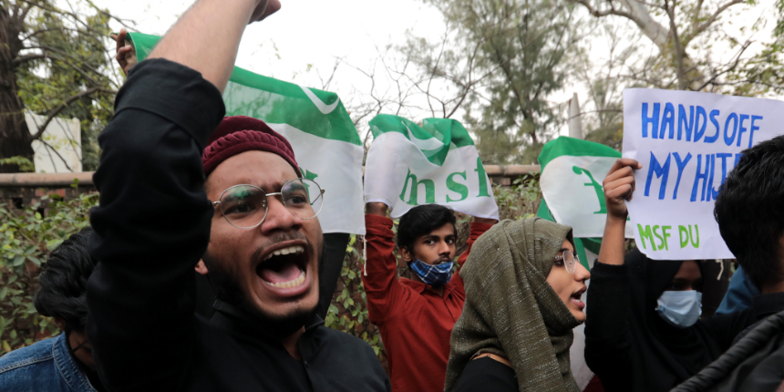 Şal takan Hindu öğrencilerden 'başörtülü öğrencilere' protesto!