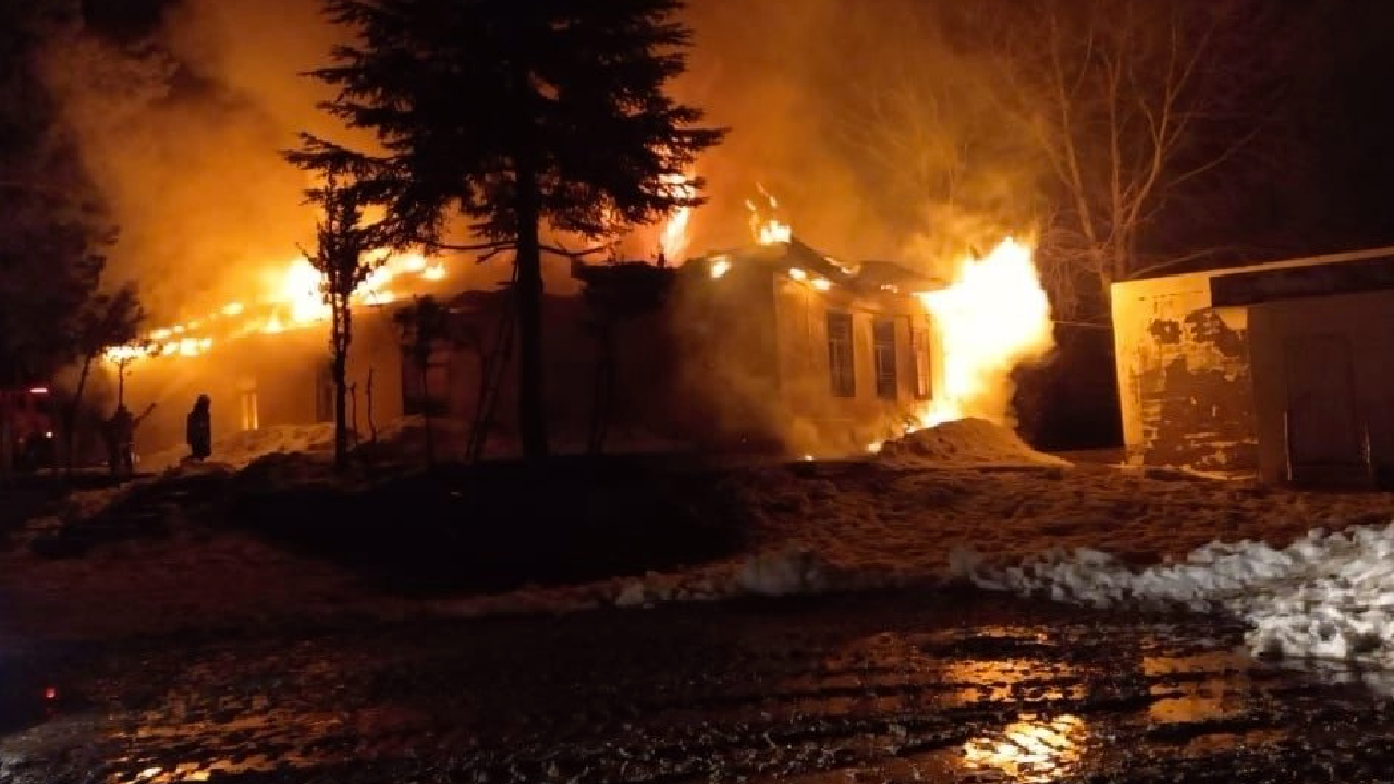 Osmaniye'de köy okulu alev alev yandı