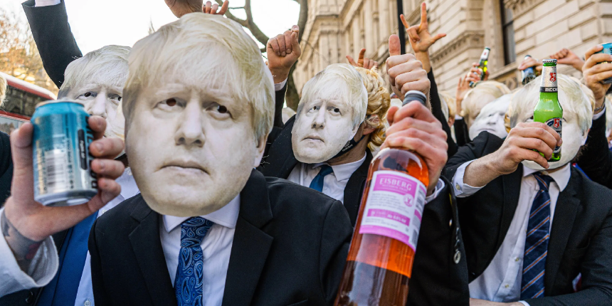 İngiltere Başbakanı Boris Johnson'ın partilerinden yeni fotoğraf basına sızdırıldı