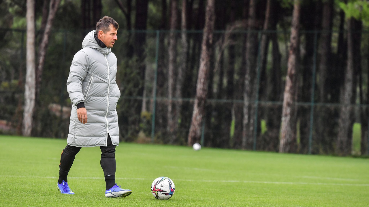 Emre Belözoğlu'dan Fenerbahçe taraftarına mesaj... "Her zaman onlara layık olmaya çalıştım"