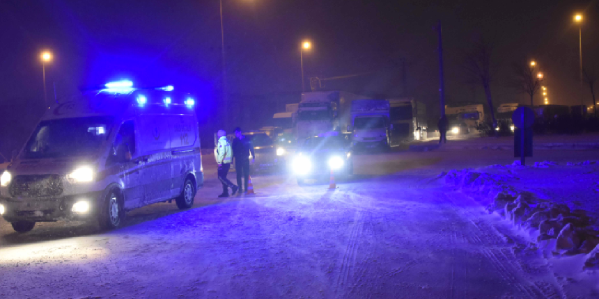 Kar yolları kapattı! Konya'nın komşu illerle kara yolu bağlantısı kesildi
