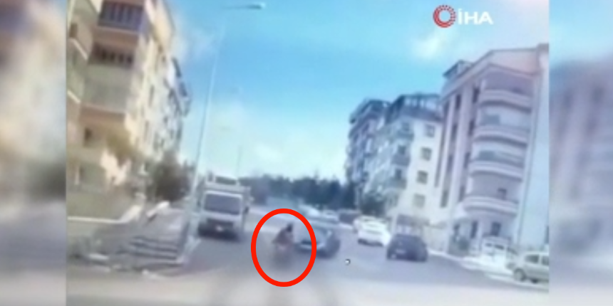 Otomobil, siparişten dönen motokuryeye çarptı