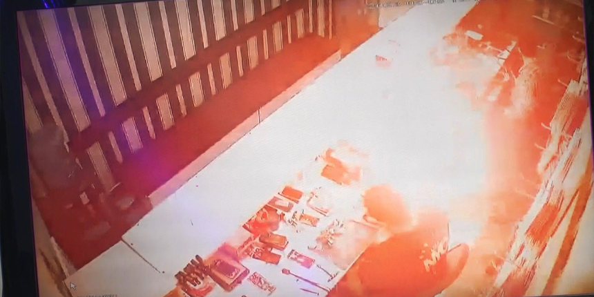 Tamir edilecek cep telefonu bomba gibi patladı! O anlar kamerada