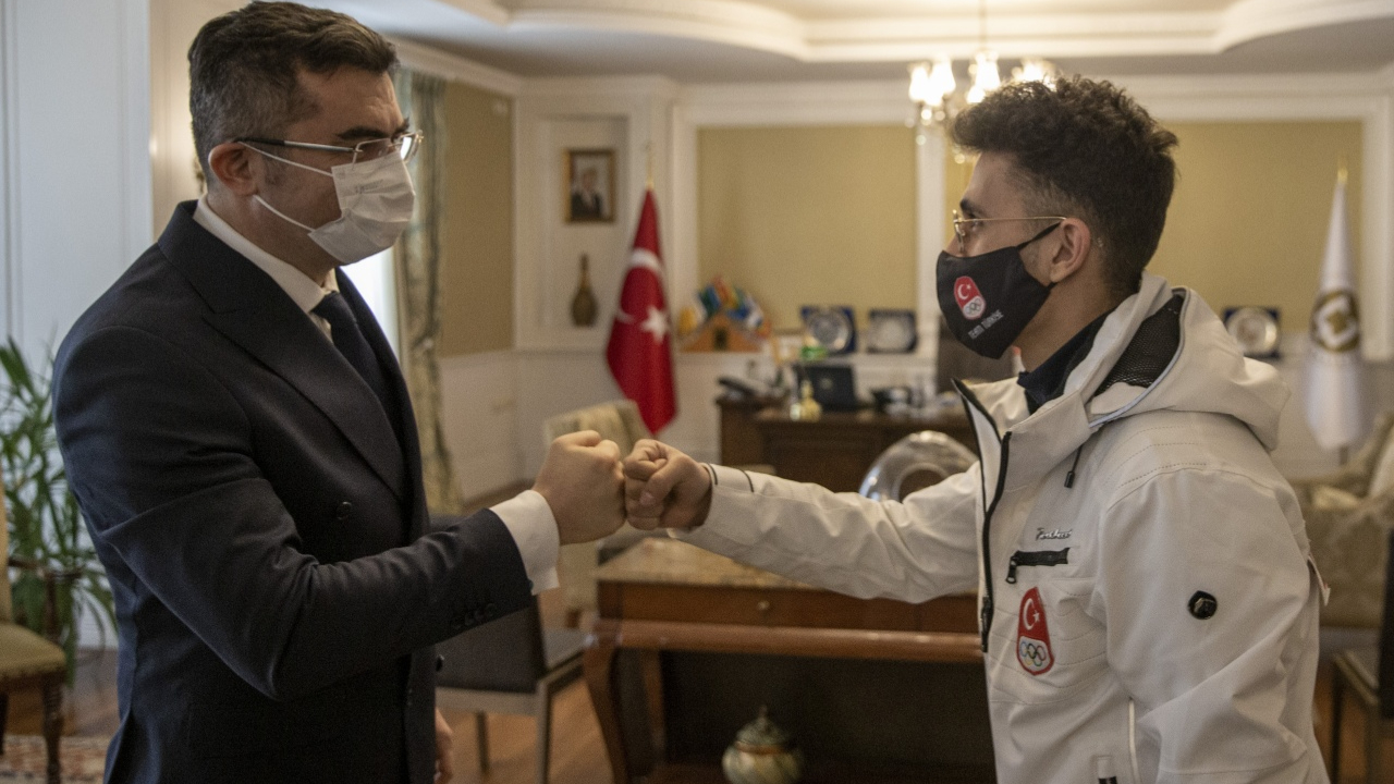 Erzurum Valisi Okay Memiş, Pekin 2022'de tarihi derece elde eden Furkan Akar'ı ödüllendirdi
