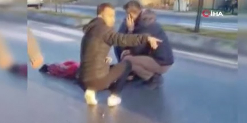 Yolun karşısına geçmeye çalışan kadına araba çarptı