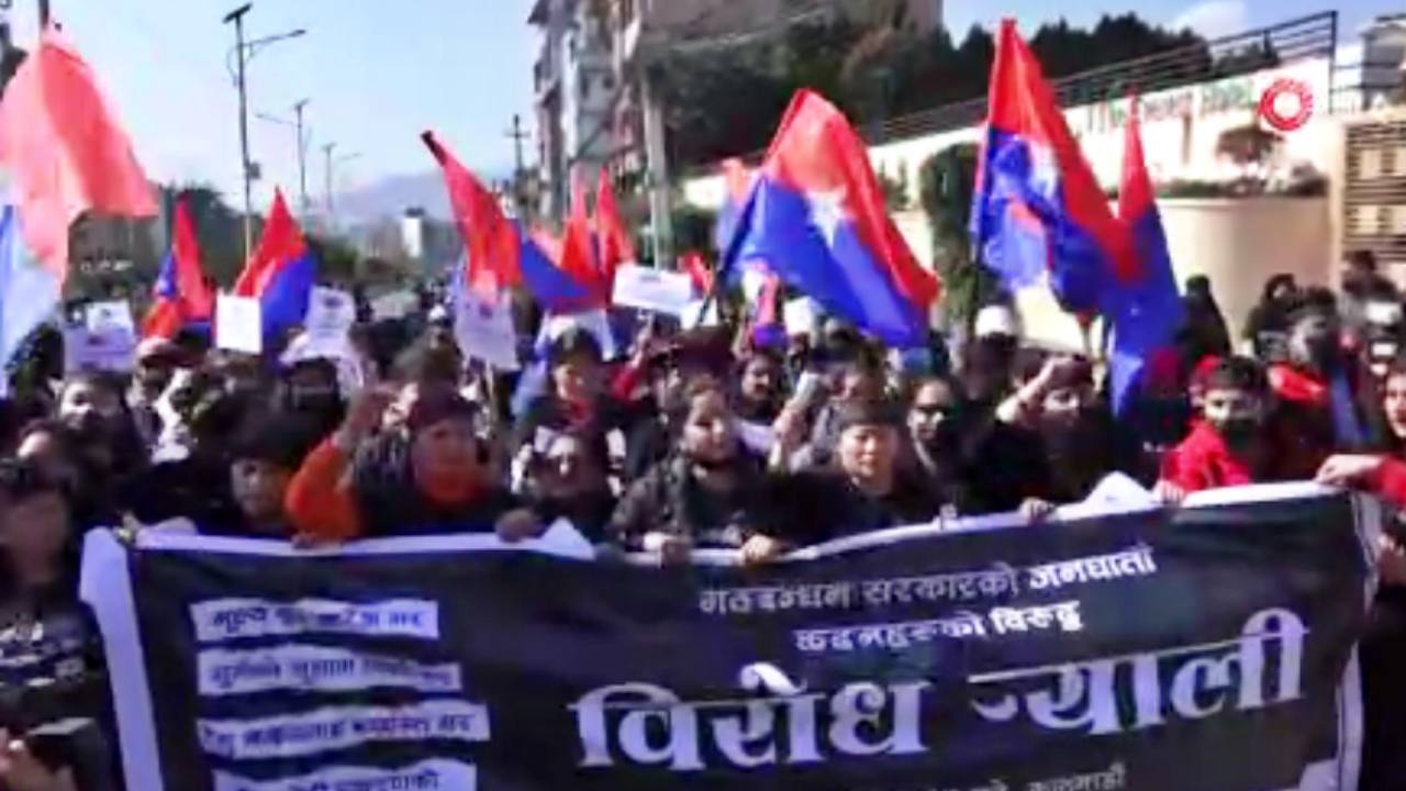 Çin ve Hindistan arasında sıkışan Nepal'de halk sokağa indi!