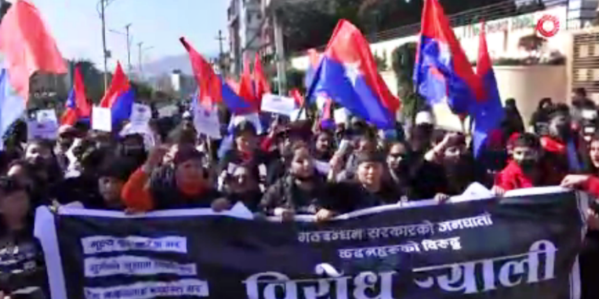 Çin ve Hindistan arasında sıkışan Nepal'de halk sokağa indi!