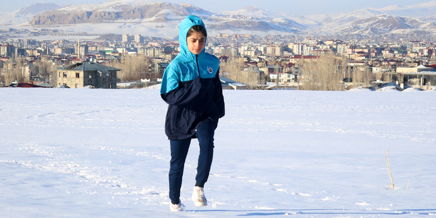 Zorlu kış şartlarına aldırmadan antrenman yaptı, madalyaları topladı