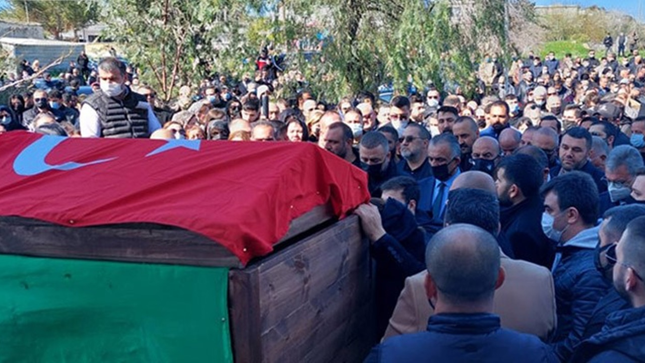 Falyalı’nın cenazesindeki Türk bayrağına şiirli tepki!
