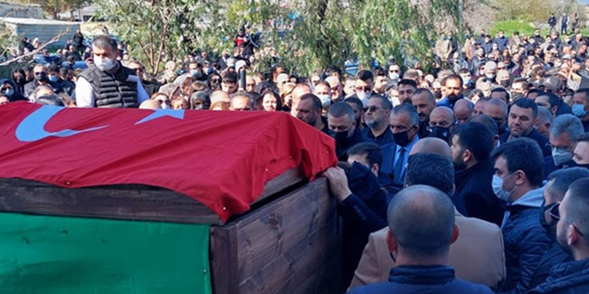 Falyalı’nın cenazesindeki Türk bayrağına şiirli tepki!