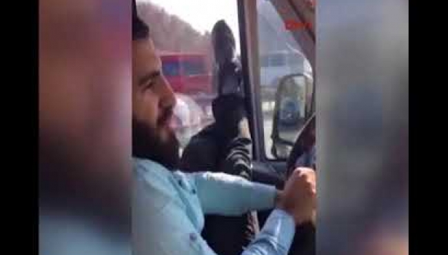 Trafik magandası köprüden böyle geçti