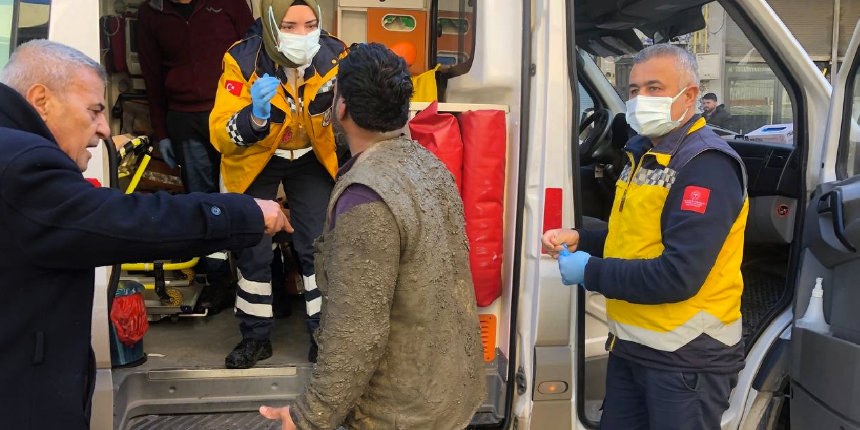 Sağlık Bakanı Koca, kıyafetleri kirli olduğu için ambulansa binmek istemeyen işçiyi paylaştı