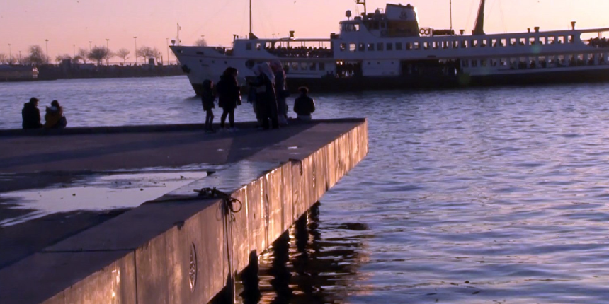 Kadıköy rıhtımında can pazarı! Denize düşen 2 kız böyle kurtarıldı