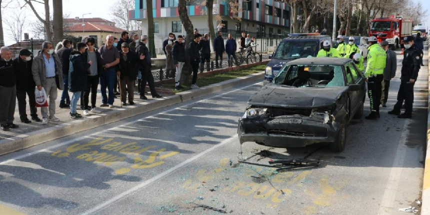 Otomobiller çarpıştı, vatandaşlar film gibi izledi!