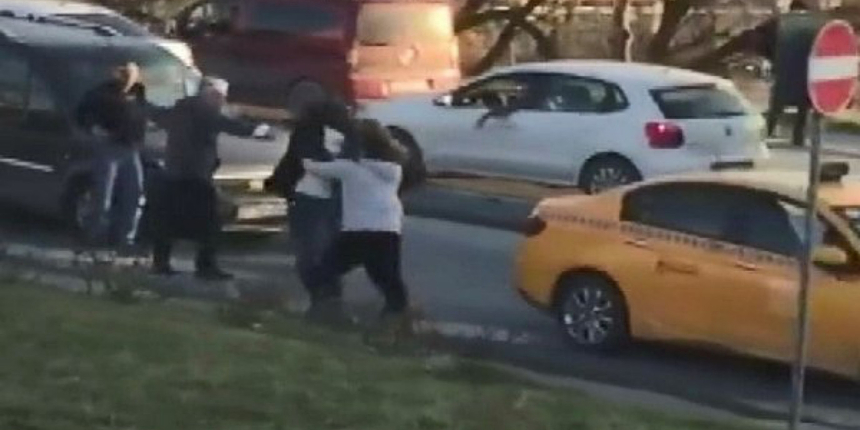 Trafiğin ortasında boks maçı! Yumrukların havada uçuştuğu anlar kamerada...