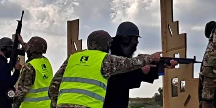 Rumlar papazlara ağır silahlarla askeri eğitim vermeye başladı!