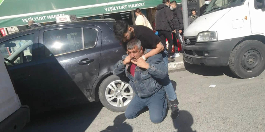 İstanbul'un göbeğinde dehşet anları! Alacağını tahsil etmek için borçlunun boğazına sarıldı