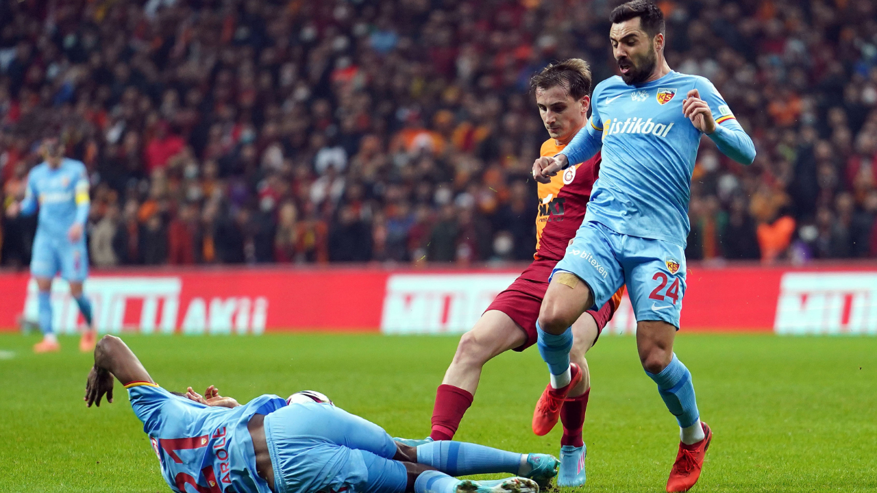İbrahim Akdağ Galatasaray tribünlerine "6" işareti yaptı! Semih Kaya üzerine yürüdü...