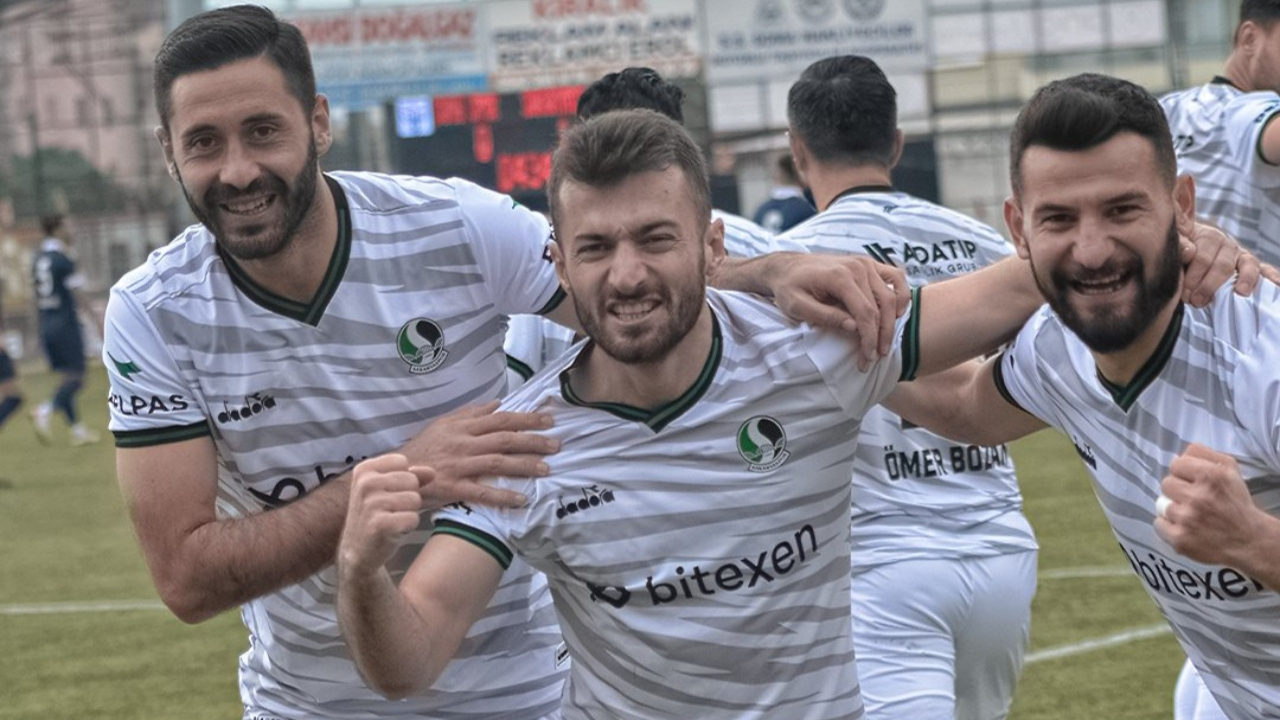 Lider Sakaryaspor krizden Somaspor'u deplasmanda 1-2 mağlup ederek çıktı