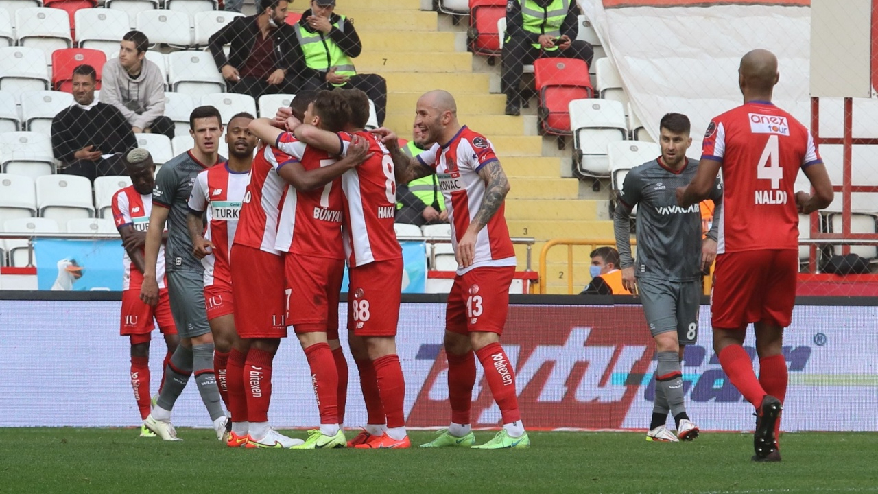 Antalyaspor'un yeni transferleri 3-0'lık Karagümrük galibiyetinde resital sundu...