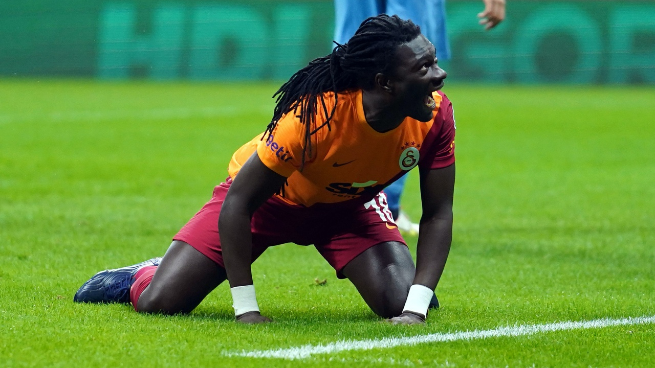 Bafetimbi Gomis,  1.273 gün sonra Galatasaray formasıyla sahaya çıktı