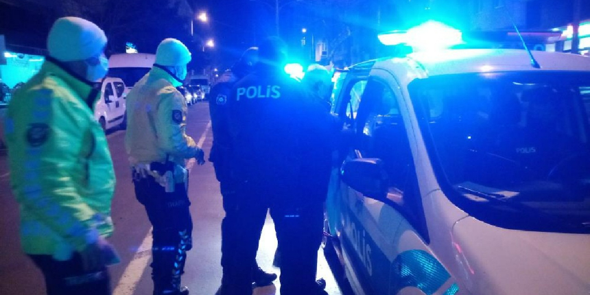 Yol ortasında direksiyon başında sızdı, polis fark etti