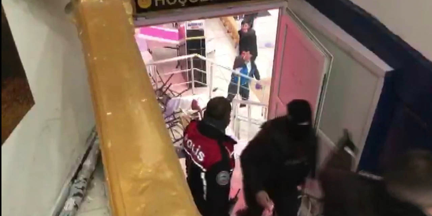 Düğün salonunda ortalık birbirine girdi: Alkollü eğlenceye izin vermeyen polise saldırdılar