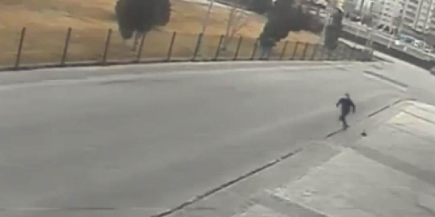 Yaşlı kadının cüzdanını alarak böyle kaçtı!