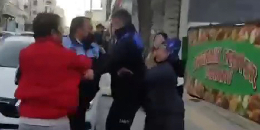 Genç kızın çantasını çalmaya çalıştı, annesi parke taşıyla saldırdı