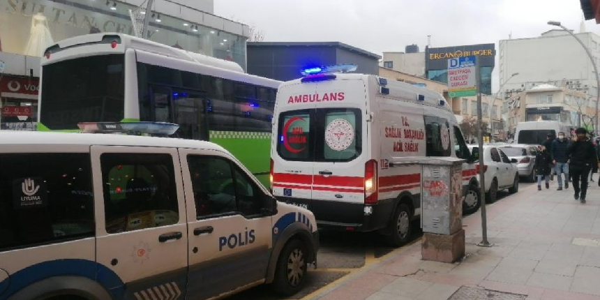 Yolda yürüyen iki arkadaşı bıçaklayarak kayıplara karıştı