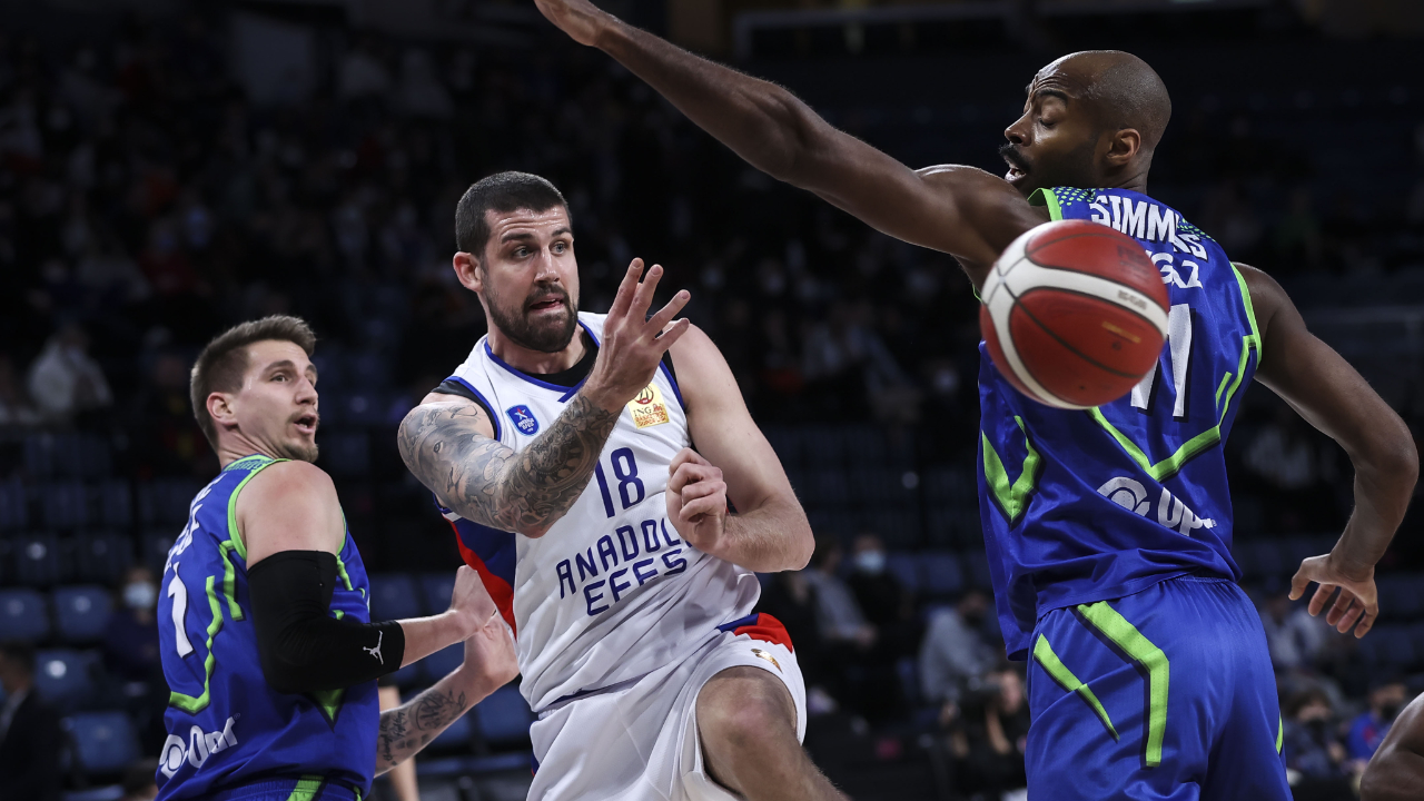 Anadolu Efes yine enfes... Lacivert-Beyazlılar TOFAŞ'ı 84-77 mağlup etti
