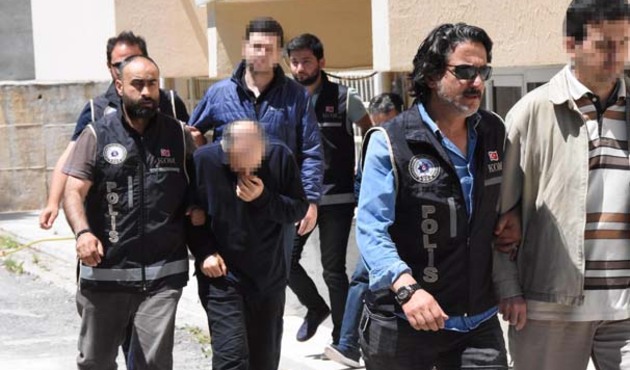 FETÖ'cü kaçaklar Dalaman'da yakalandı! Çantalarından çıkanlar dudak uçuklattı...
