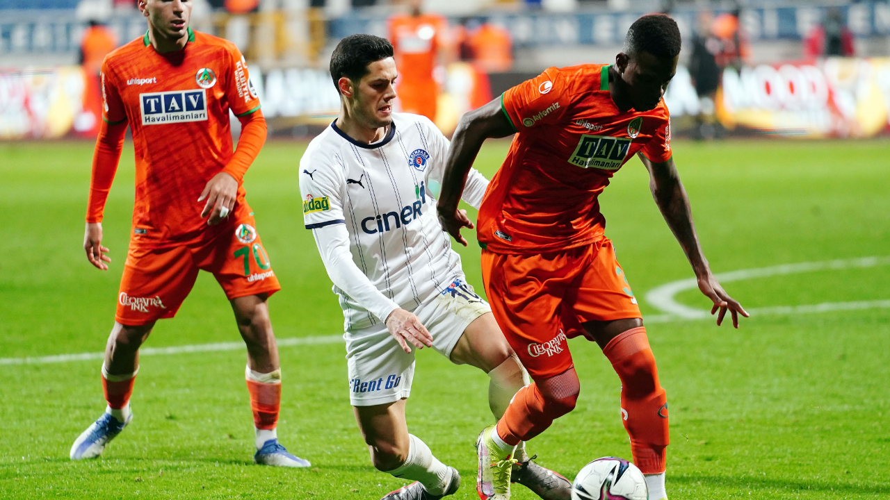 Kasımpaşa'da gol düellosu... Aytemiz Alanyaspor 1 puanı Efkan Bekiroğlu'nun golüyle kurtardı