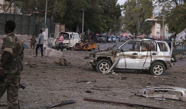 Somali'de bomba yüklü araç imha edilmeye çalışılırken patladı...