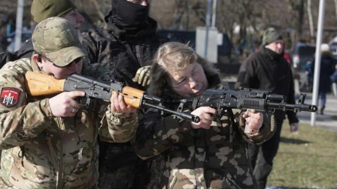 Kiev'den son görüntüler geldi: Siviller savaş eğitimi alıyor