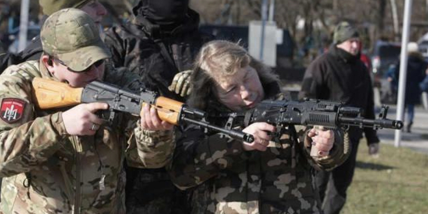 Kiev'den son görüntüler geldi: Siviller savaş eğitimi alıyor