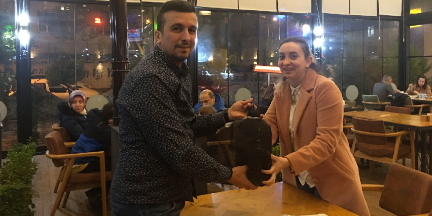 Sevgililer Gününde en güncel hediye! 5 litre benzinle geldi