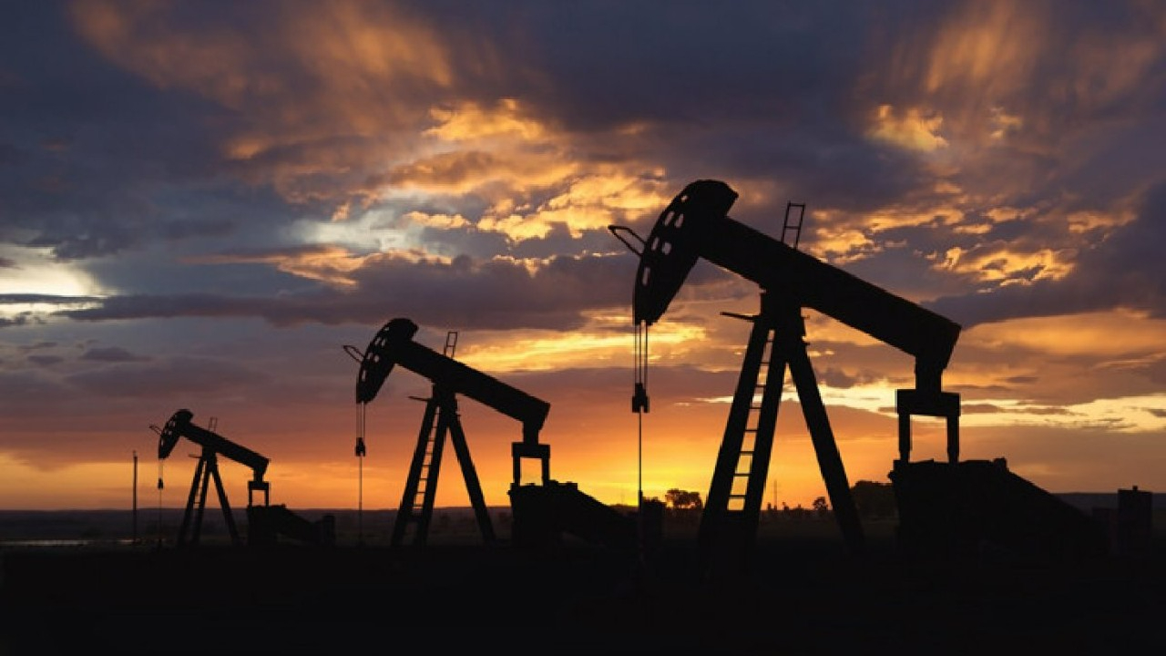 Gerginlik petrolü uçurdu! Varil fiyatı tarihi zirveyi gördü
