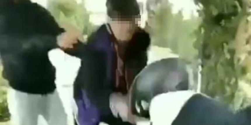 Bu kadar da olmaz! Aralarına aldıkları arkadaşlarını acımasızca dövdüler
