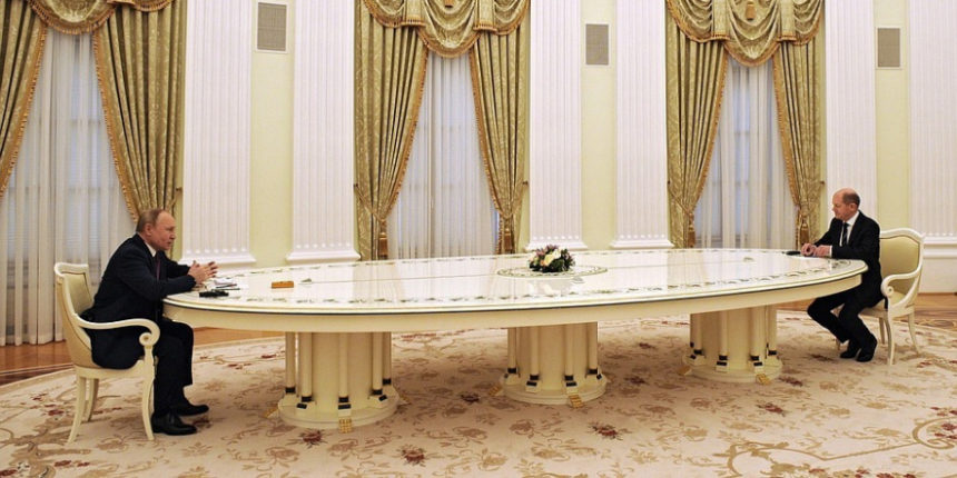 Putin, Almanya liderini de uzun masaya oturttu: Rusya savaş istemiyor!