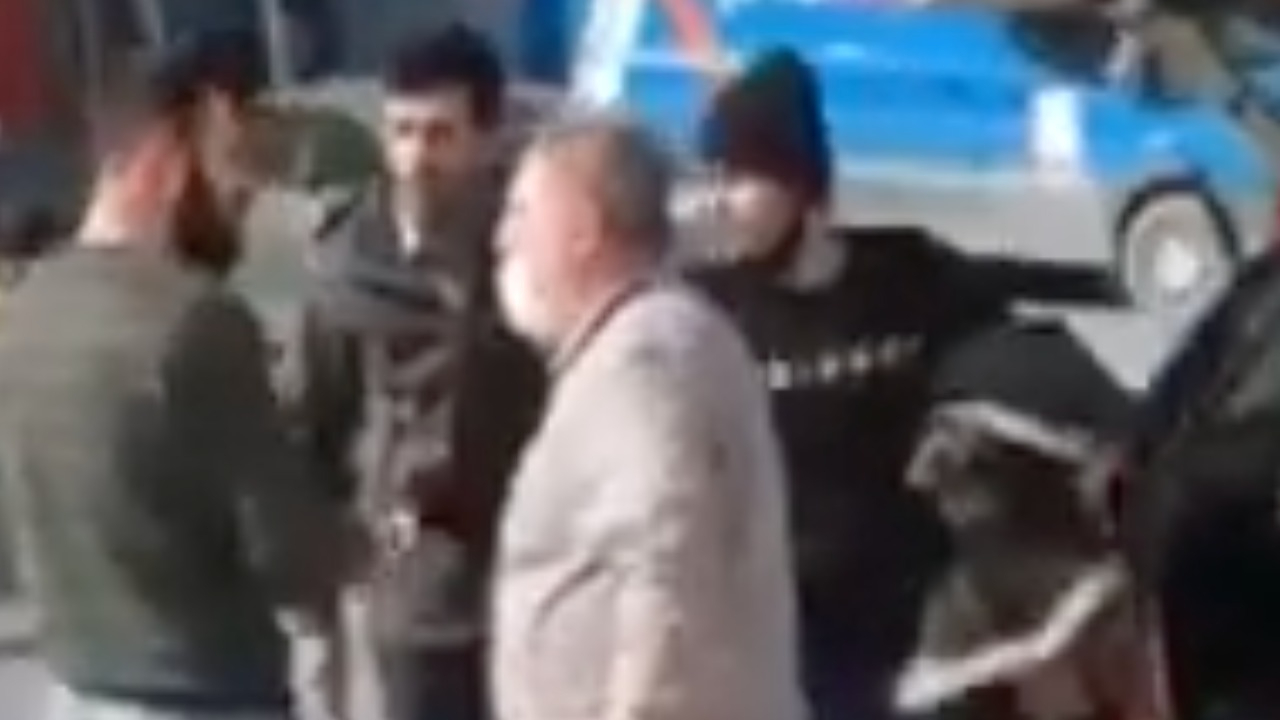 Turistler ve taksici arasında gergin anlar böyle görüntülendi!