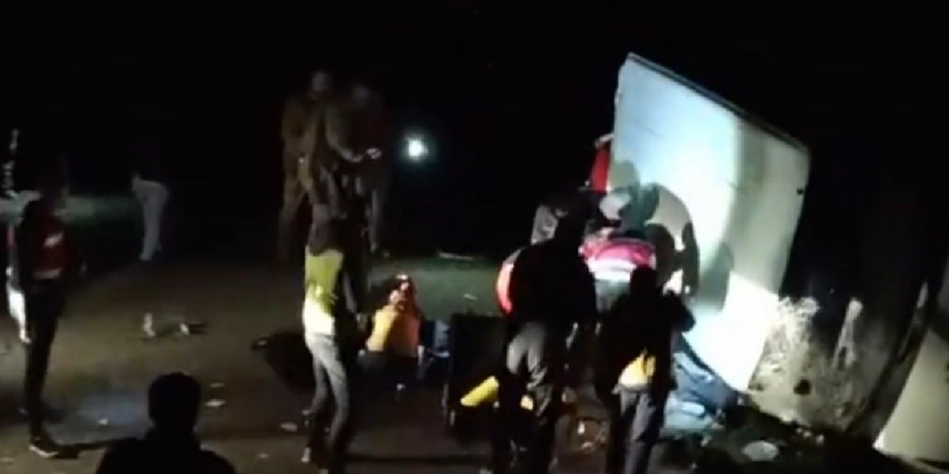 Saman işçilerinin servisi devrildi! 17 yaşındaki genç öldü, 6 yaralı