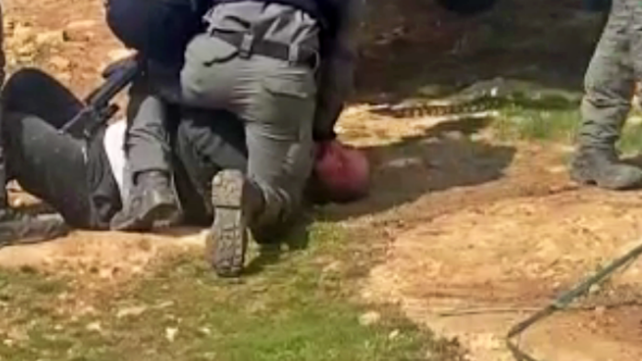 İsrail, evini yıktığı ailenin babasını darp ederek gözaltına aldı!