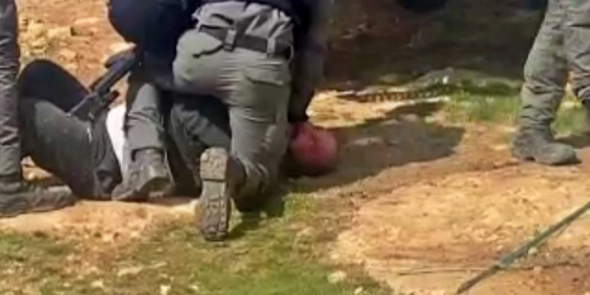 İsrail, evini yıktığı ailenin babasını darp ederek gözaltına aldı!