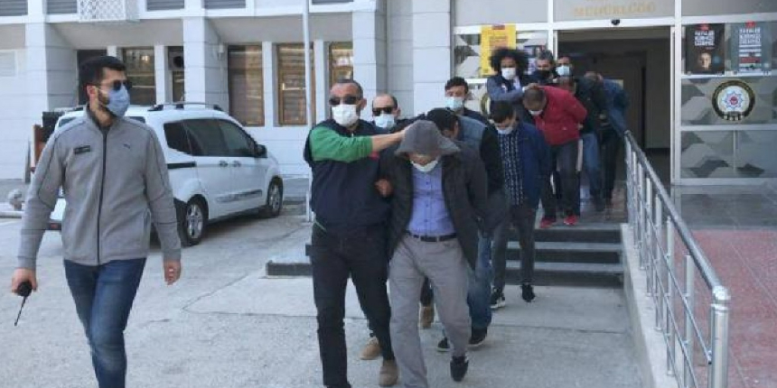 Dublör kullanarak tapulara çöken çete yakayı ele verdi!