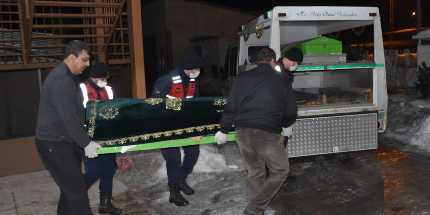 Sivas'taki aile vahşetinde tüyler ürperten detay: Babasını parçalayıp çırılçıplak donmayı beklemiş!