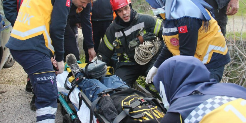 Manisa’da iki çocuk 30 metreden dereye yuvarlandı