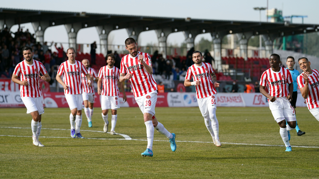 Ümraniyespor evinde Adanaspor'u 2-1 mağlup ederek zirveye yeniden ortak oldu