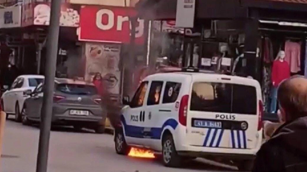 Karakolun önündeki polis aracını ateşe verdi